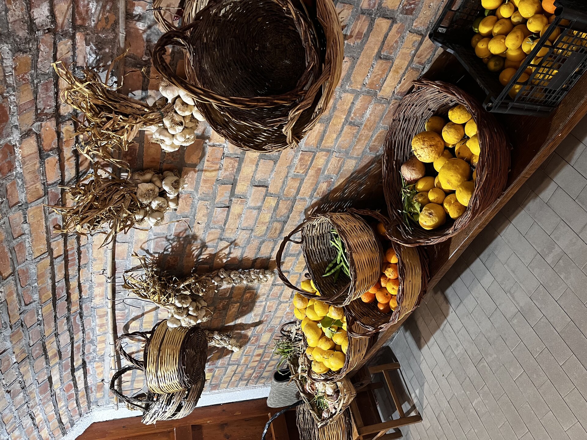 Zitronen und Orangen im Keller