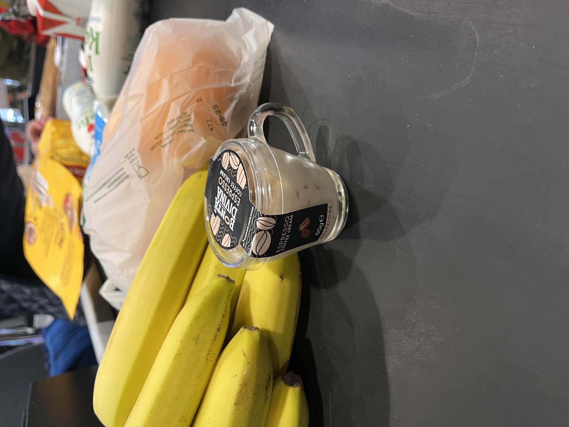 Ein Einkaufsband mit Kaffedessert