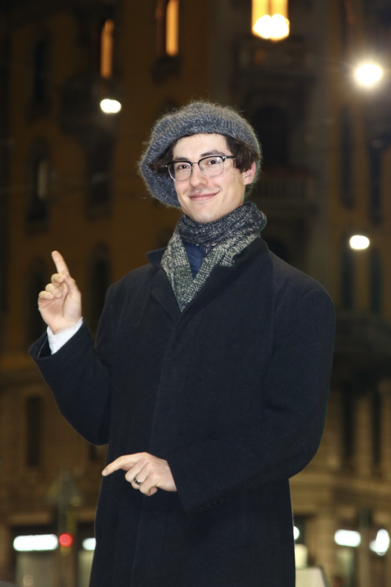 Max mit Schaal zeigt irgendwohin