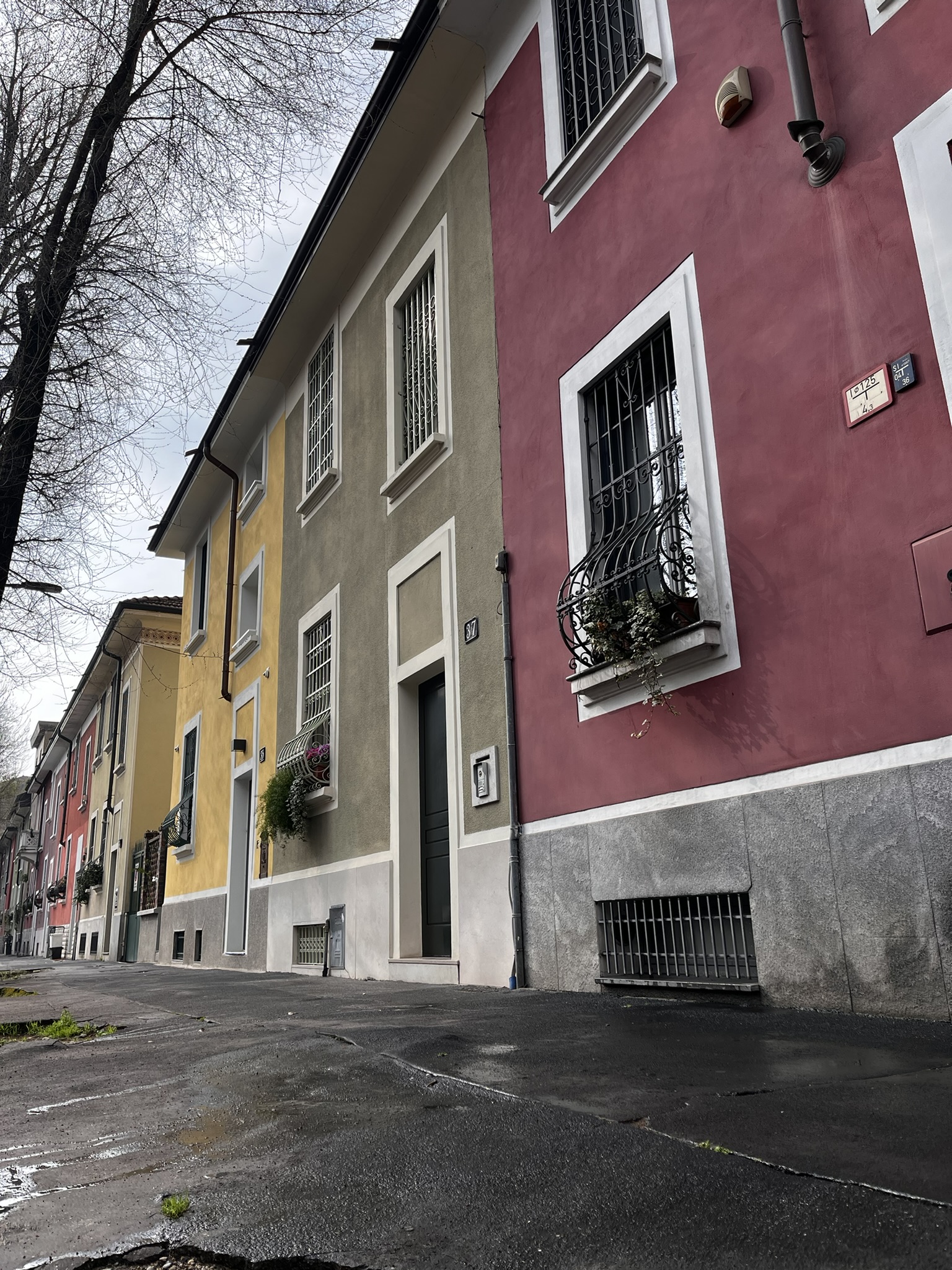 Bunte Wohnhäuser in Mailänder Wohnviertel