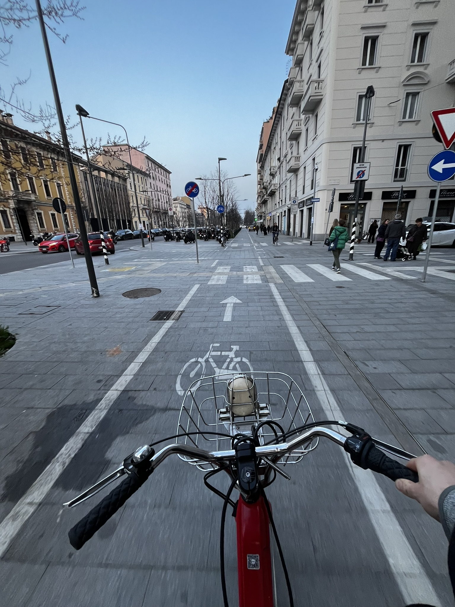 Fahrradweg vom Fahrrad aus betrachtet