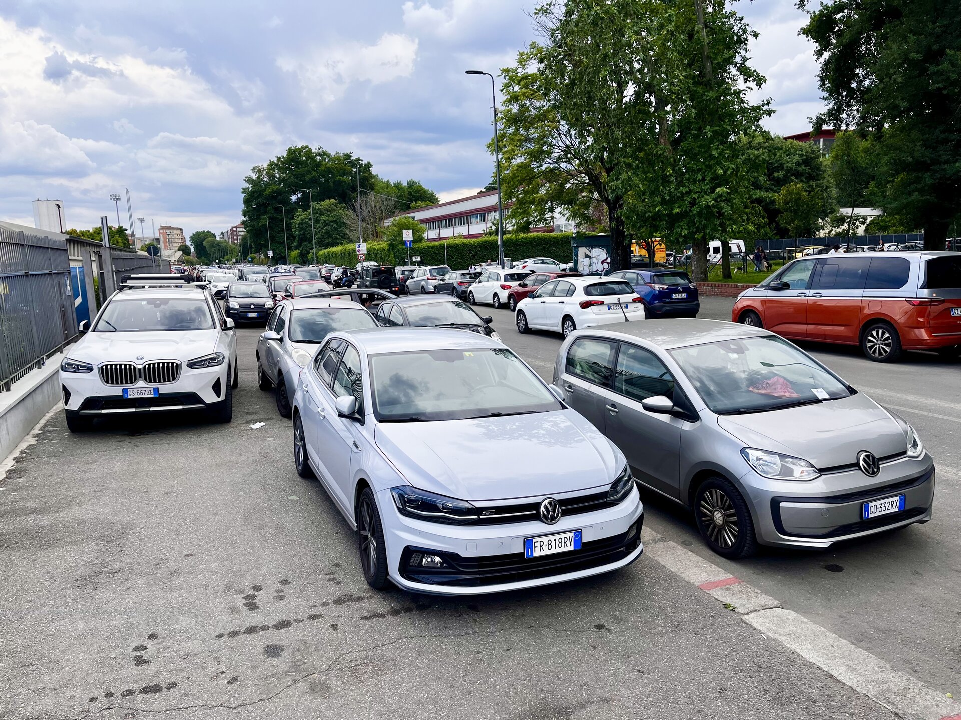 Dreireihiges Parken von Autos in Mailand