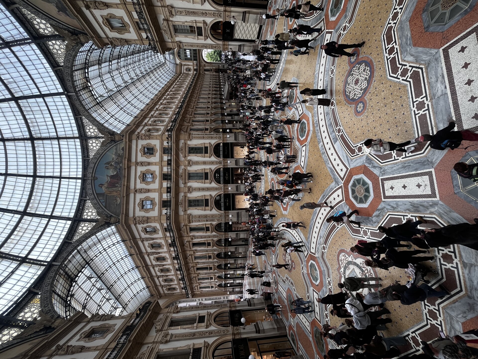 Innenansicht der Galleria Vittorio Emanuele II mit Glasdach
