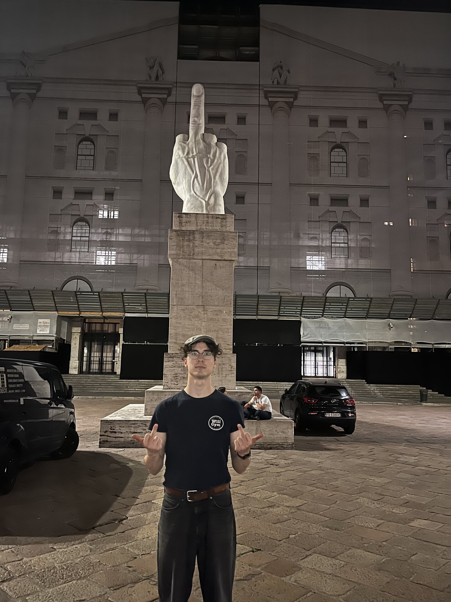 Die berühmte Mittelfinger-Skulptur vor der Börse in Mailand