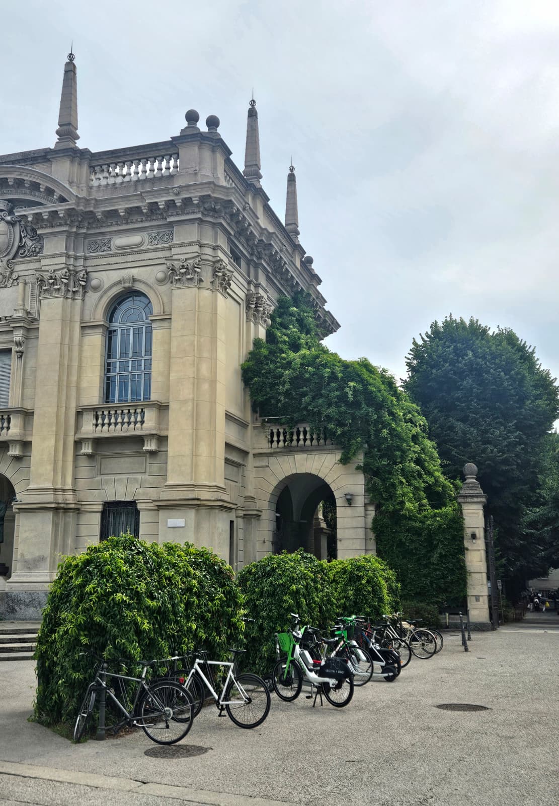 Begrünte Piazza Leonardo Davinci in Mailand
