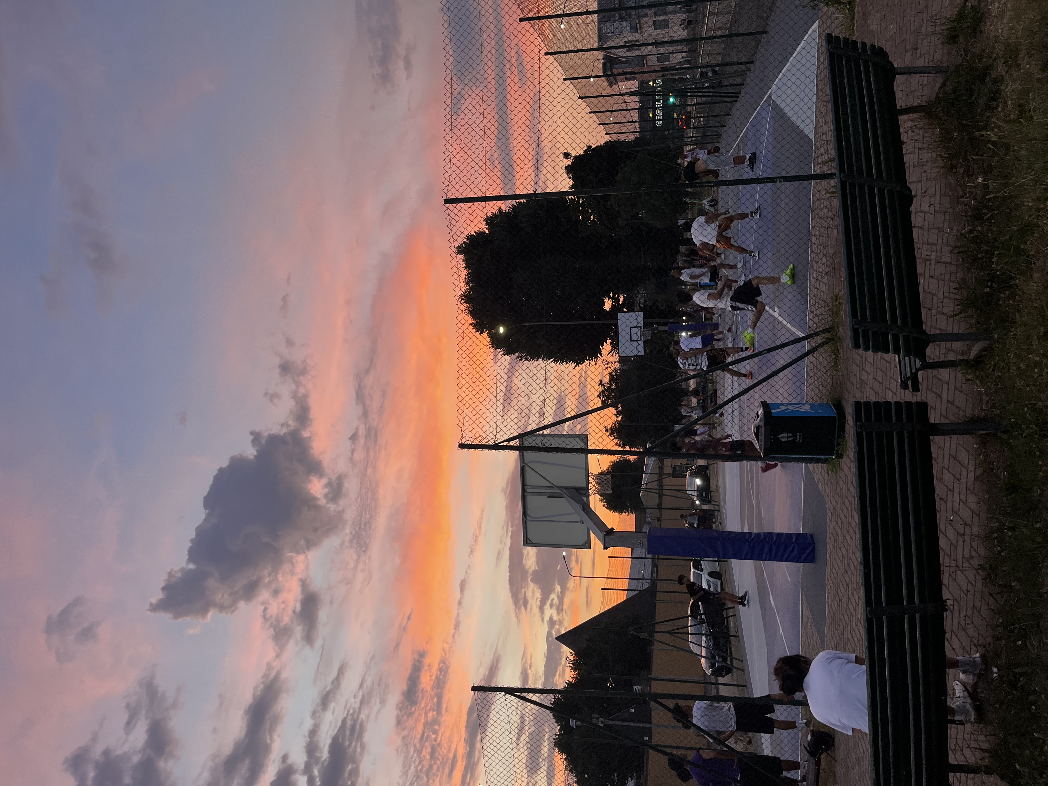 Städtische Sportanlage bei Sonnenuntergang in Mailand